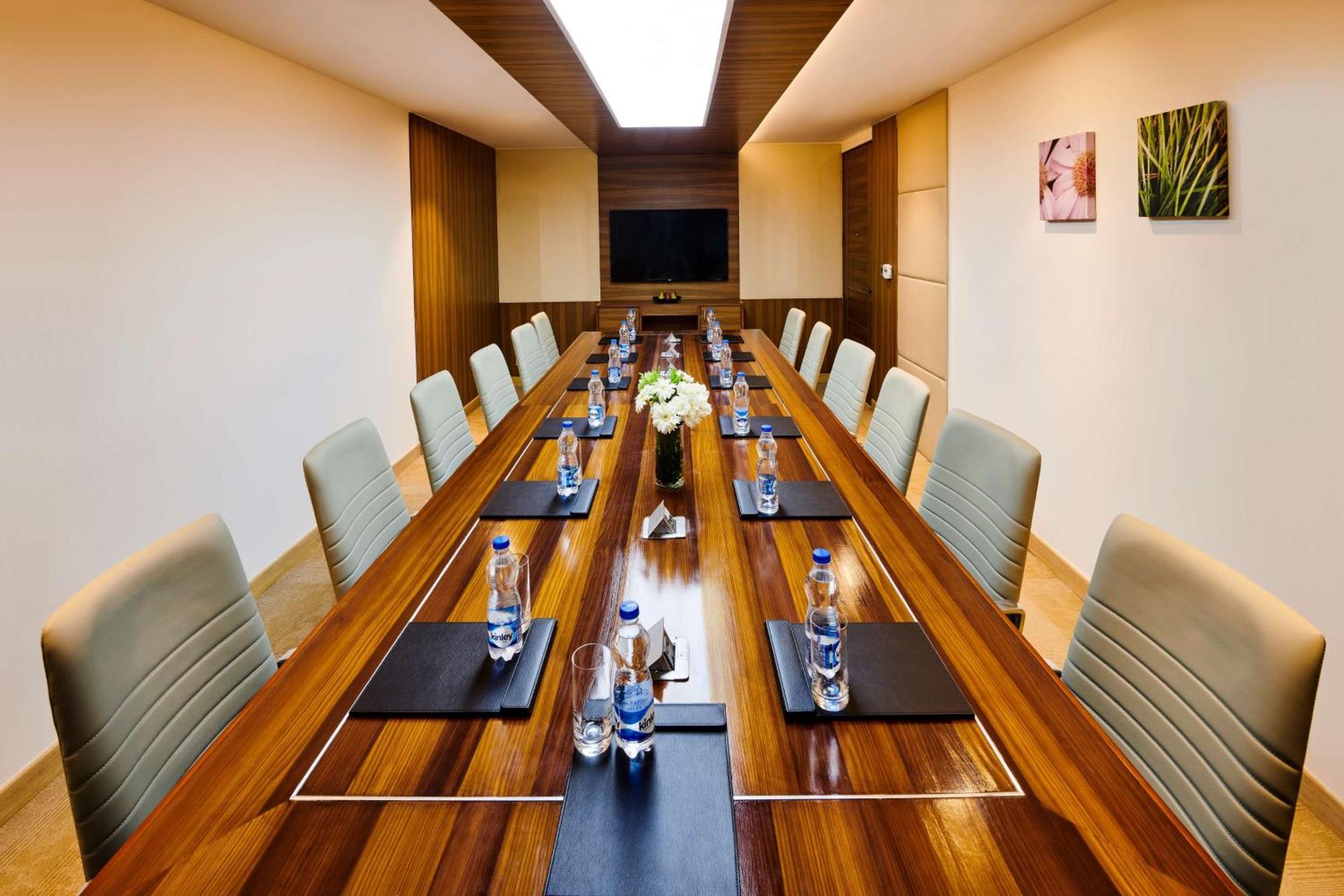 Hilton Garden Inn Lucknow Exterior photo