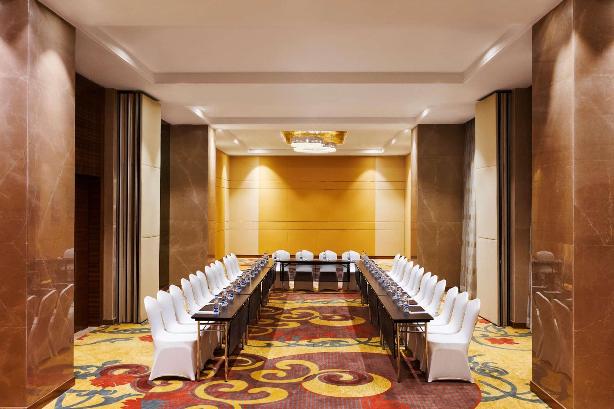 Hilton Garden Inn Lucknow Exterior photo