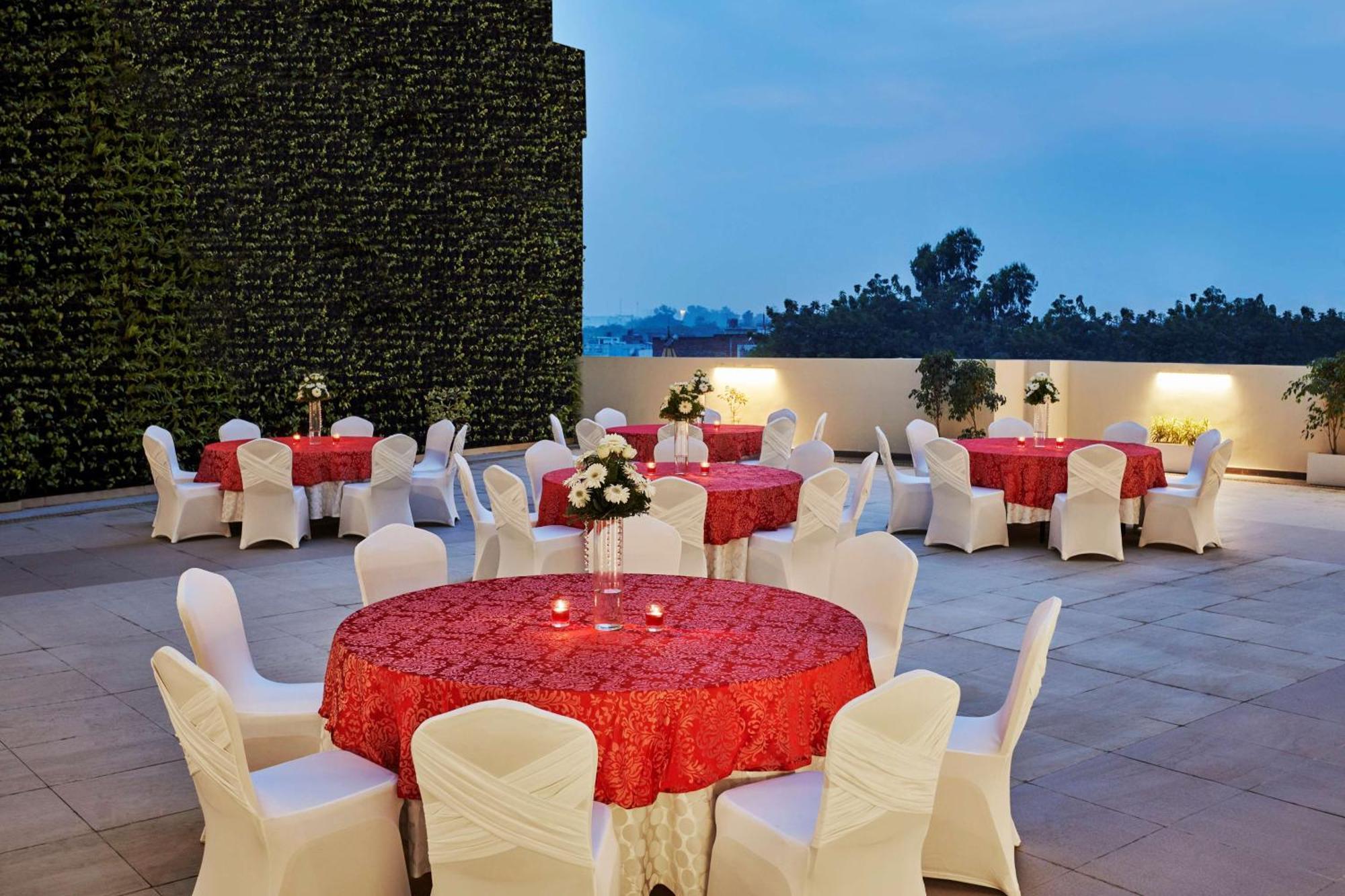 Hilton Garden Inn Lucknow Exterior photo