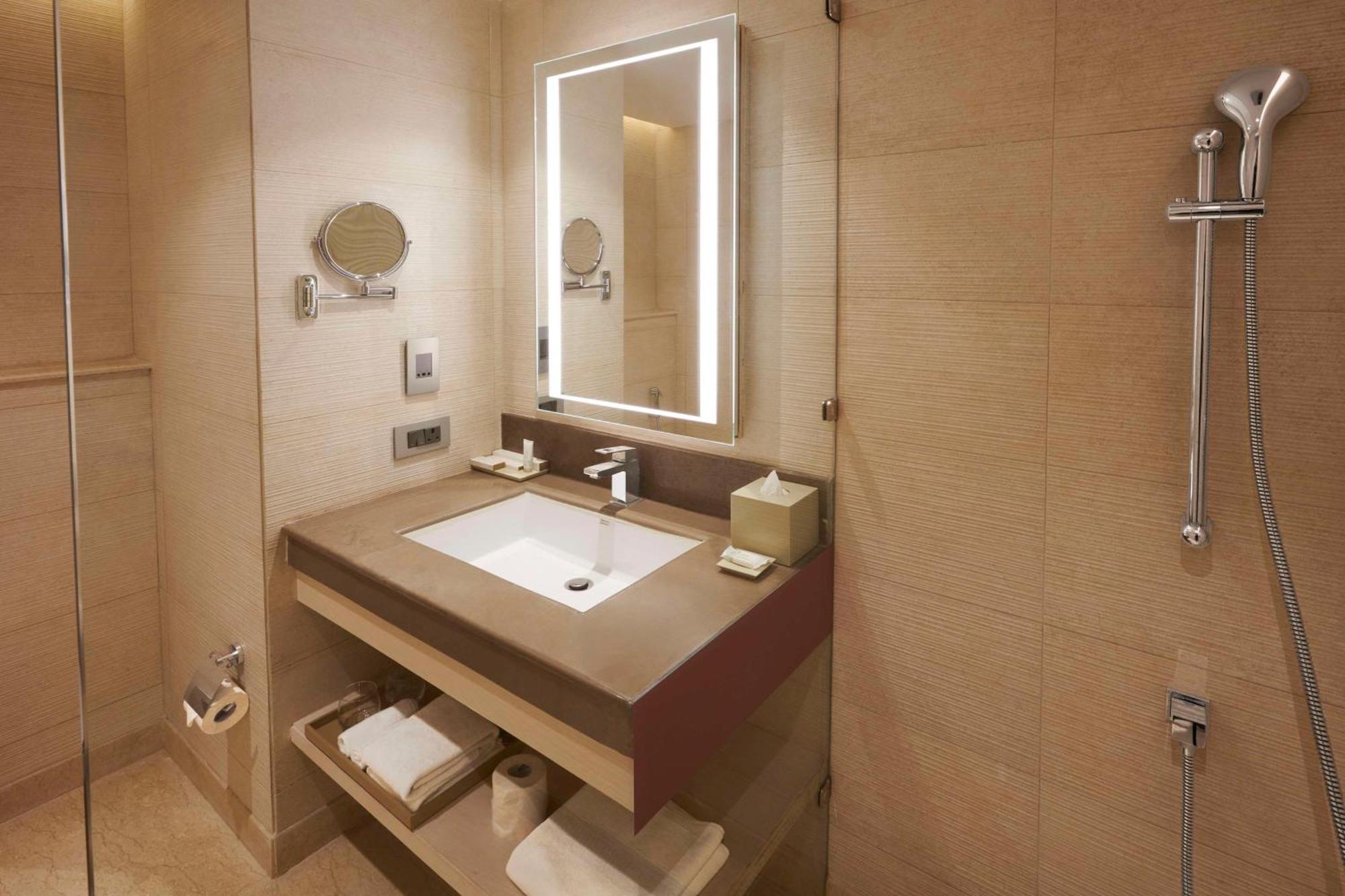 Hilton Garden Inn Lucknow Exterior photo